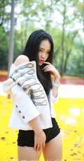 阳光女生宝贝佩佩Cassie紧身短裤街拍图集