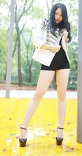 阳光女生宝贝佩佩Cassie紧身短裤街拍图集