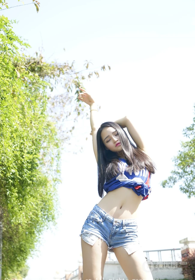 阳光女生宝贝佩佩Cassie紧身短裤街拍图集