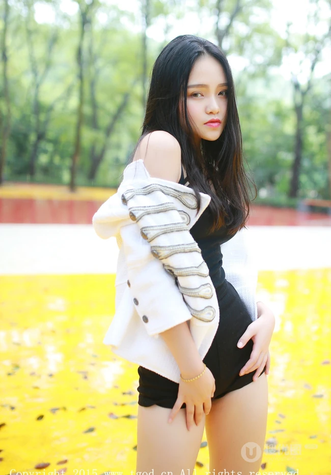 阳光女生宝贝佩佩Cassie紧身短裤街拍图集