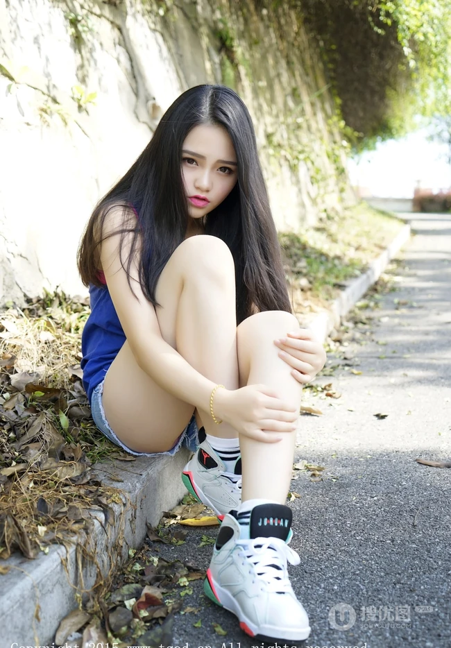 阳光女生宝贝佩佩Cassie紧身短裤街拍图集