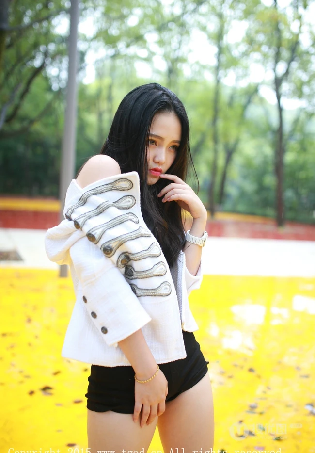 阳光女生宝贝佩佩Cassie紧身短裤街拍图集