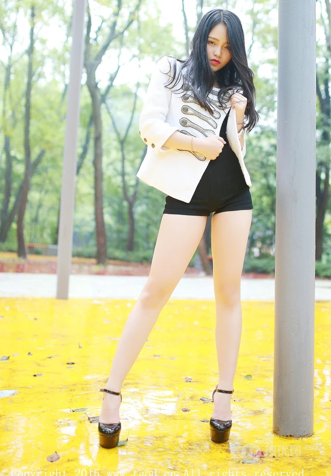 阳光女生宝贝佩佩Cassie紧身短裤街拍图集