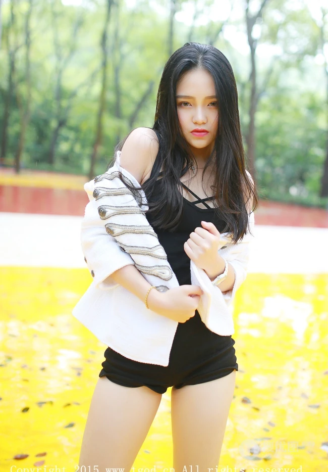 阳光女生宝贝佩佩Cassie紧身短裤街拍图集
