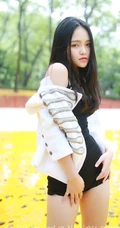阳光女生宝贝佩佩Cassie紧身短裤街拍图集