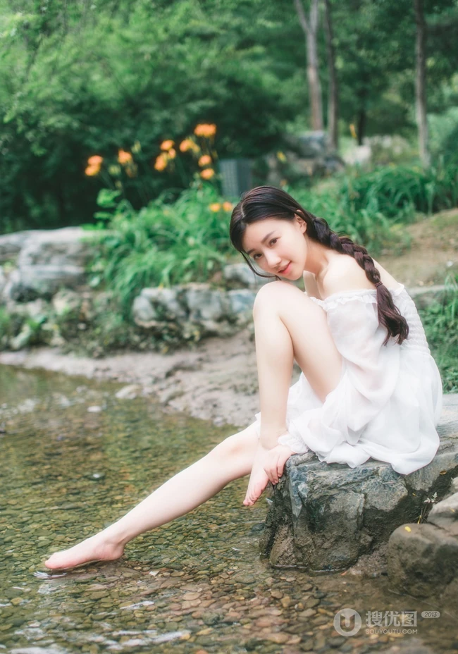 夏末-清纯短裤亚洲少女户外玩水清透高清写真