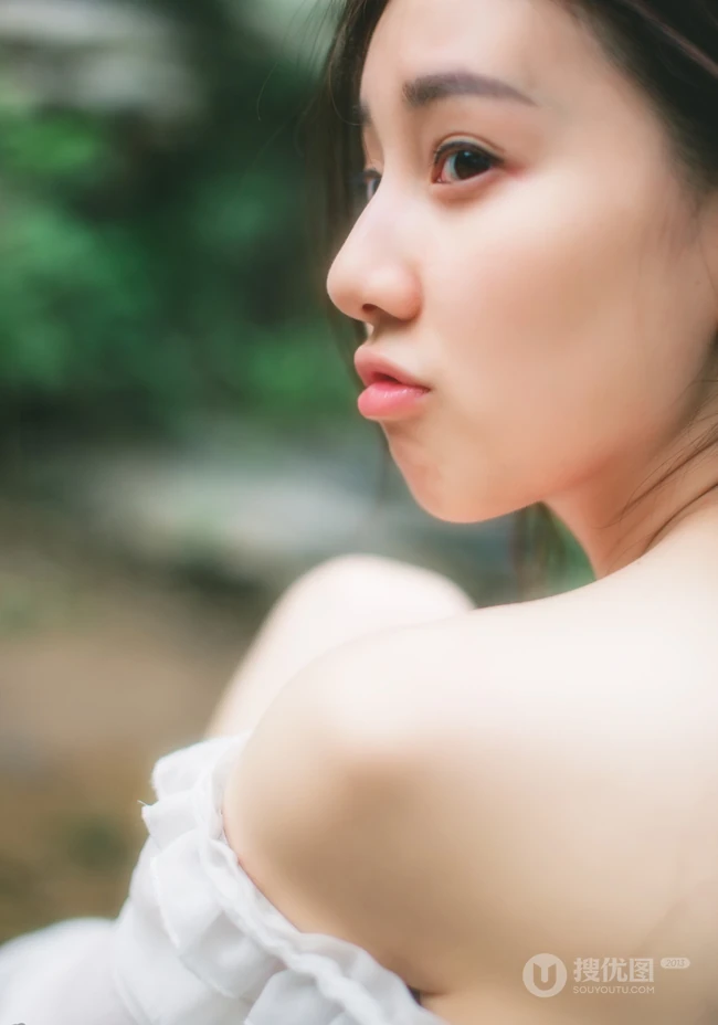 夏末-清纯短裤亚洲少女户外玩水清透高清写真