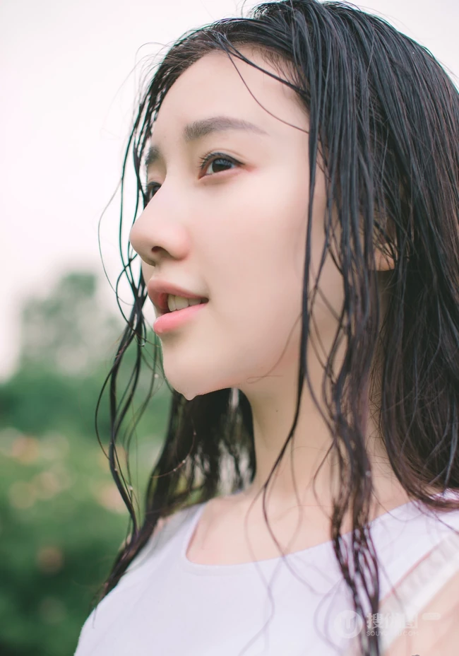 夏末-清纯短裤亚洲少女户外玩水清透高清写真