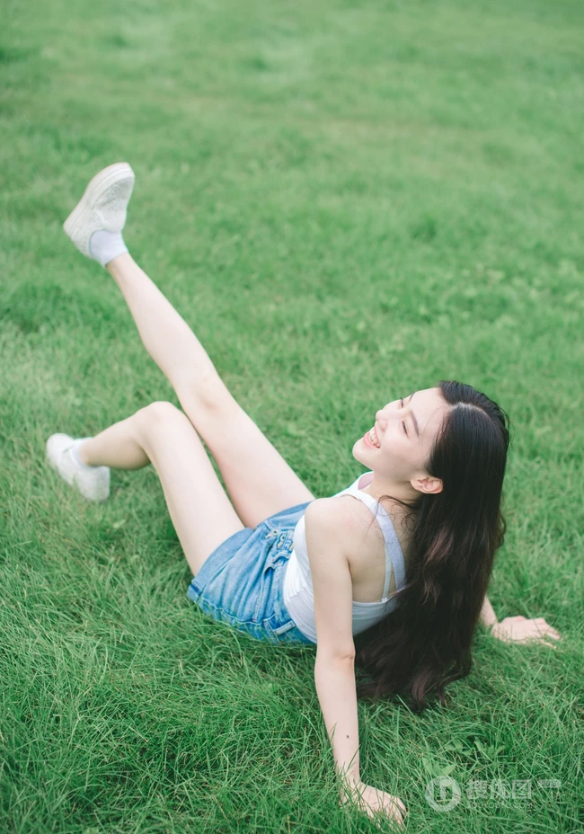 夏末-清纯短裤亚洲少女户外玩水清透高清写真