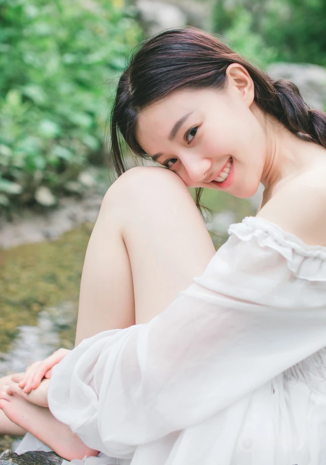 夏末-清纯短裤亚洲少女户外玩水清透高清写真