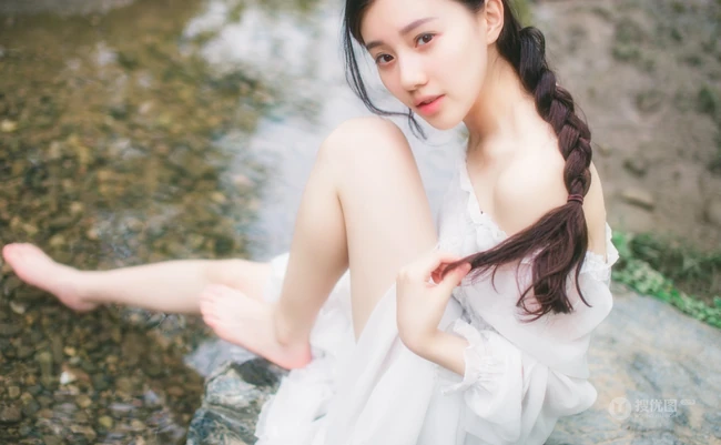 夏末-清纯短裤亚洲少女户外玩水清透高清写真