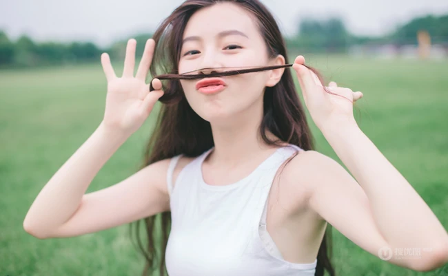 夏末-清纯短裤亚洲少女户外玩水清透高清写真