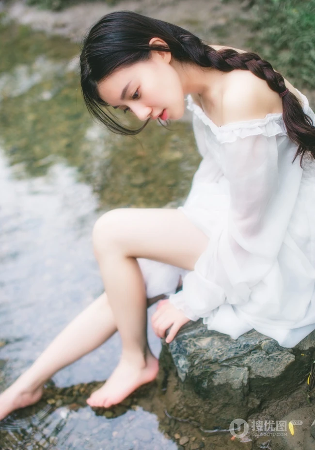 夏末-清纯短裤亚洲少女户外玩水清透高清写真