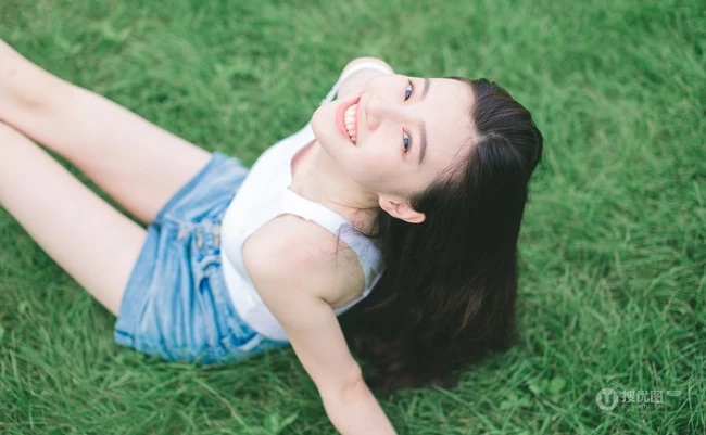 夏末-清纯短裤亚洲少女户外玩水清透高清写真