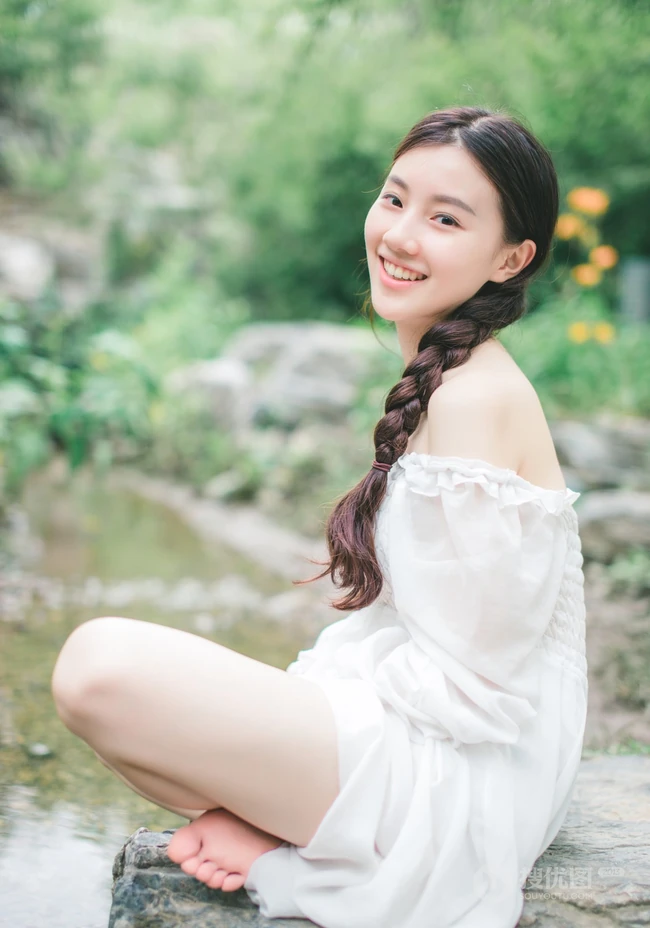 夏末-清纯短裤亚洲少女户外玩水清透高清写真