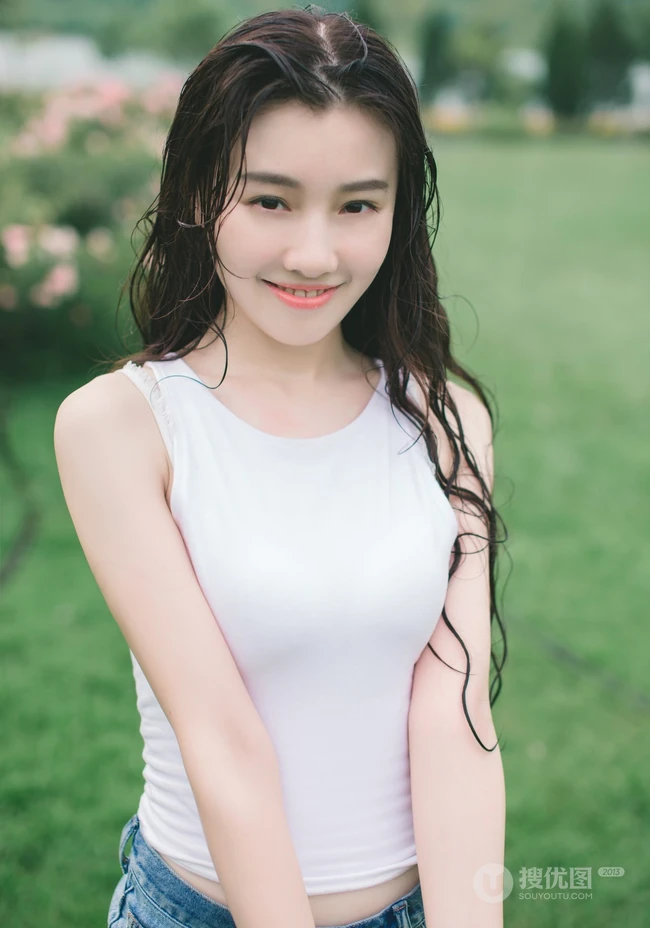 夏末-清纯短裤亚洲少女户外玩水清透高清写真