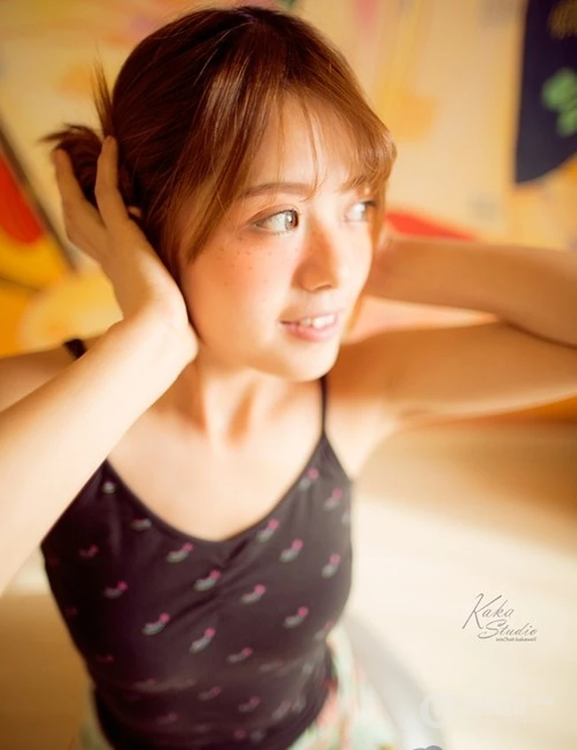 可爱雀斑女孩大耳朵 Tina温暖惬意室内照