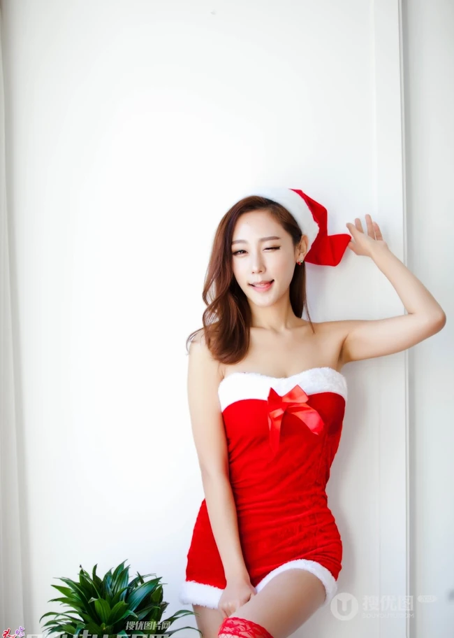韩国美模金泰熙气质圣诞装写真