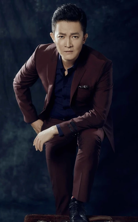 影视型男杨志刚帅气西服写真霸气侧漏