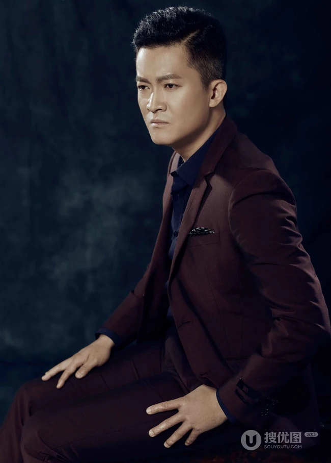 影视型男杨志刚帅气西服写真霸气侧漏