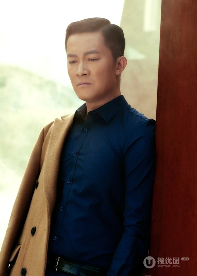 影视型男杨志刚帅气西服写真霸气侧漏