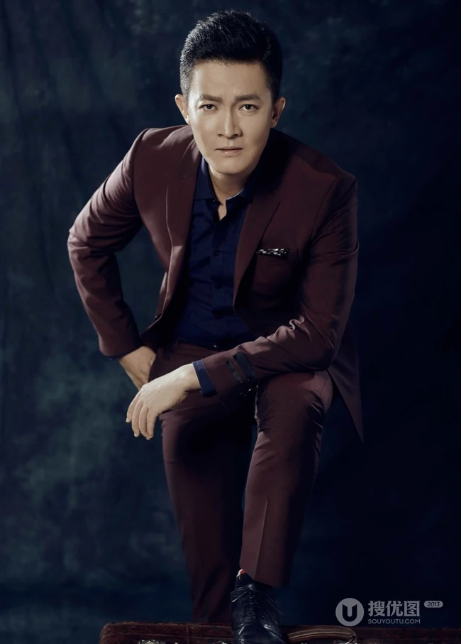 影视型男杨志刚帅气西服写真霸气侧漏