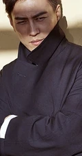 演员靳东登《服饰与美容》封面，长版大衣显型男气质
