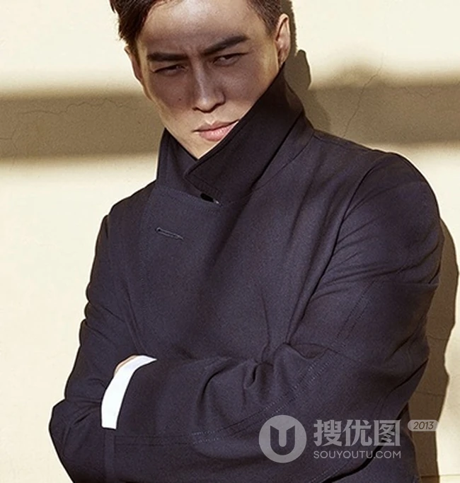 演员靳东登《服饰与美容》封面，长版大衣显型男气质