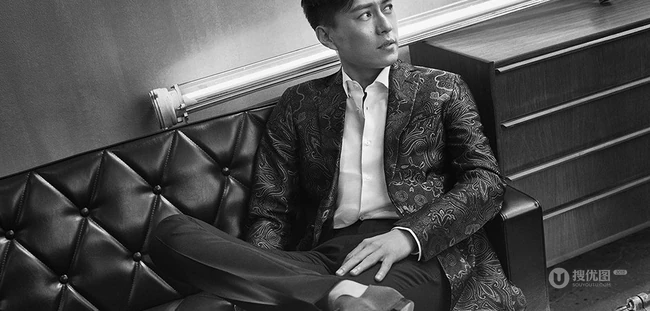 演员靳东登《服饰与美容》封面，长版大衣显型男气质