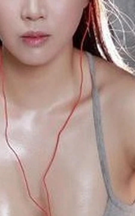 韩国新任擂台女郎李瑞贤气质紧身热裤写真