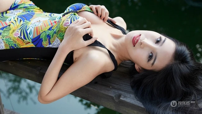 秀人女生慧敏Vivi纯自然光户外紧身泳装写真