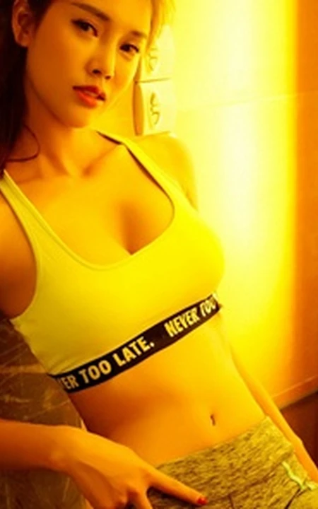 运动型健身女生Summer气质写真 展健康动人身材线条