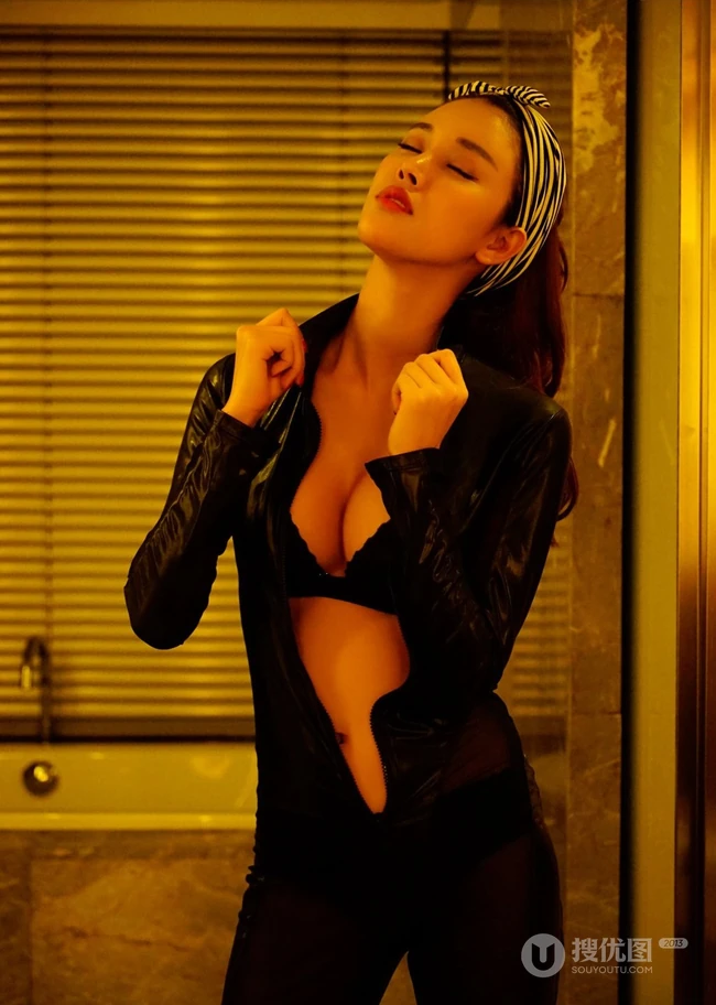 运动型健身女生Summer气质写真 展健康动人身材线条