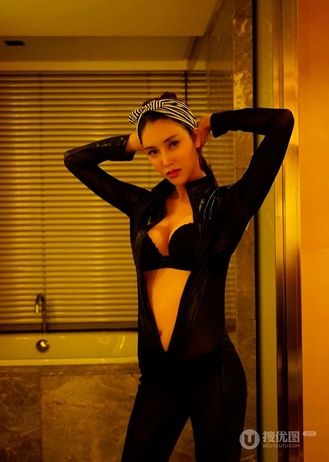 运动型健身女生Summer气质写真 展健康动人身材线条