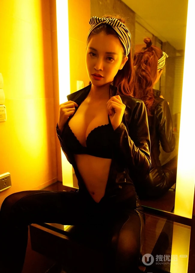 运动型健身女生Summer气质写真 展健康动人身材线条