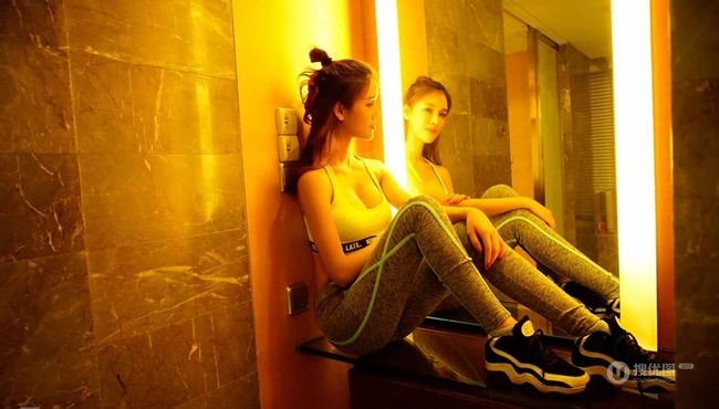 运动型健身女生Summer气质写真 展健康动人身材线条