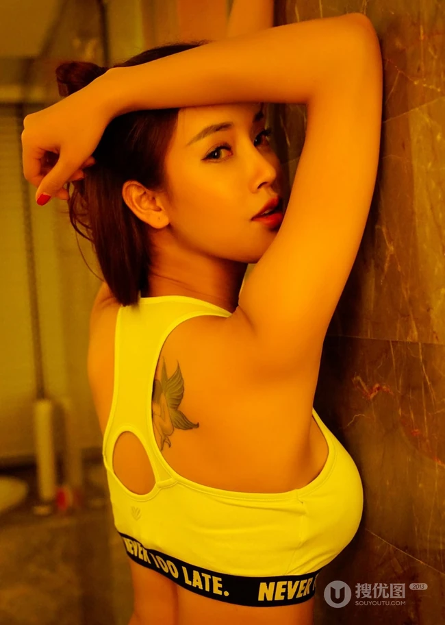 运动型健身女生Summer气质写真 展健康动人身材线条