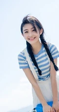 清新萌妹海边渡口休闲写真