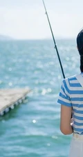 清新萌妹海边渡口休闲写真