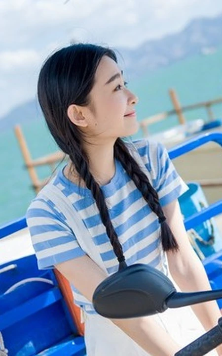 清新萌妹海边渡口休闲写真