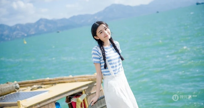 清新萌妹海边渡口休闲写真
