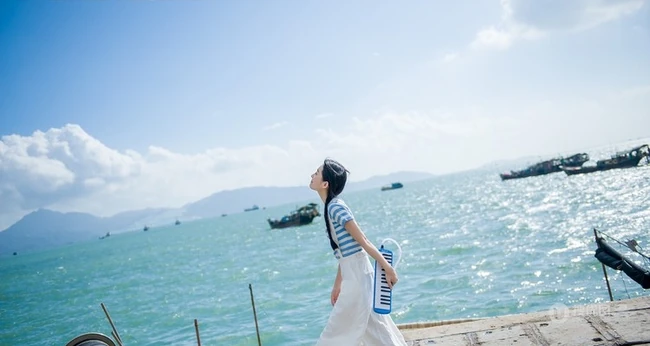清新萌妹海边渡口休闲写真