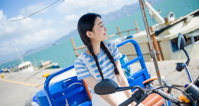 清新萌妹海边渡口休闲写真