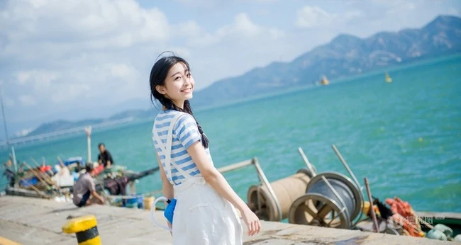 清新萌妹海边渡口休闲写真
