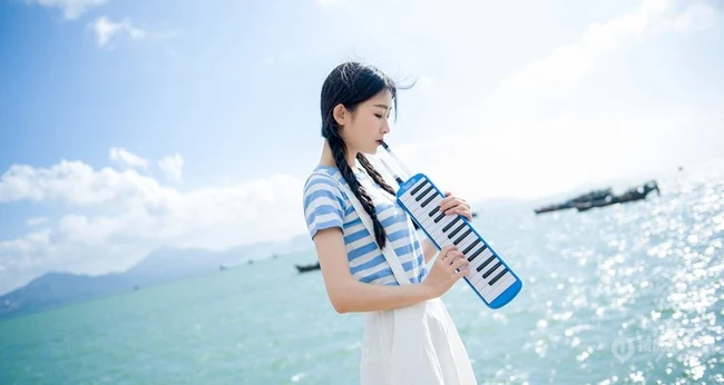 清新萌妹海边渡口休闲写真