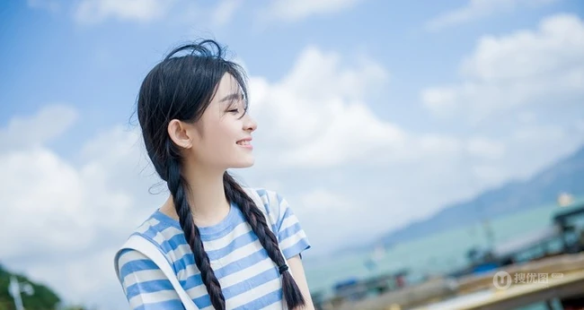 清新萌妹海边渡口休闲写真