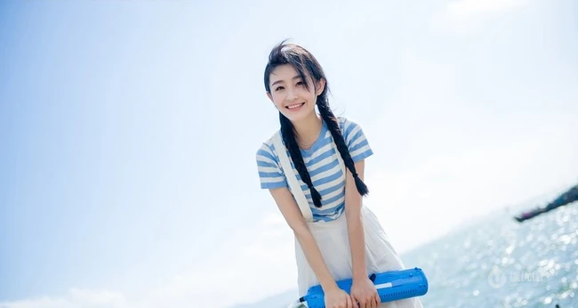 清新萌妹海边渡口休闲写真