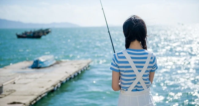 清新萌妹海边渡口休闲写真