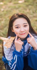 清纯校园萌妹~身穿校服漫步享受清晨阳光
