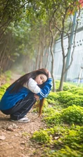 清纯校园萌妹~身穿校服漫步享受清晨阳光